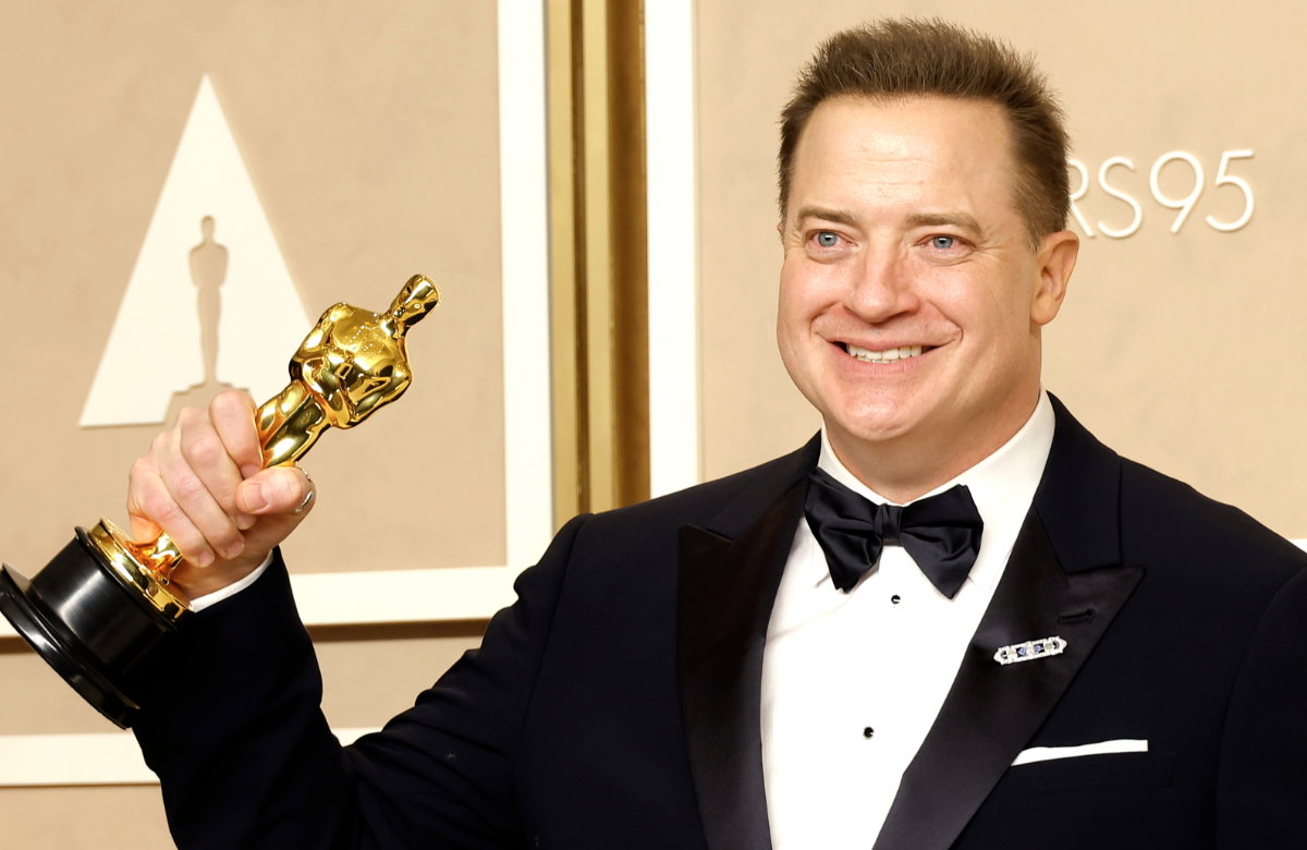 Brendan Fraser lächelt mit seiner Auszeichnung.