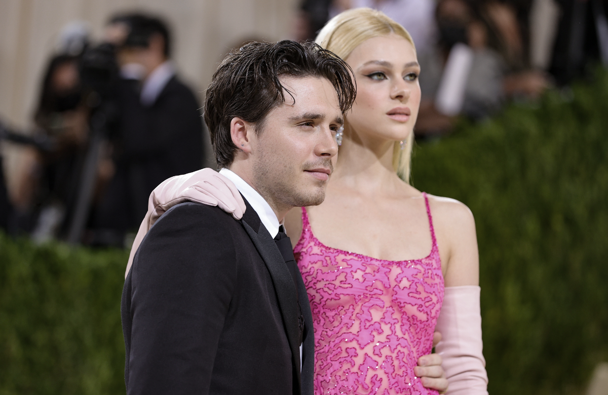 Brooklyn und Nicola Peltz-Beckham ernst auf dem roten Teppich