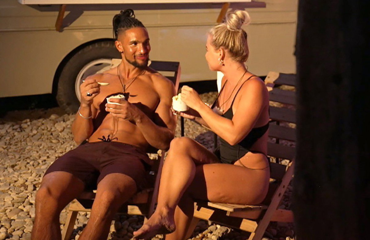 Bachelor David Jackson und Colleen Schneider essen Eis