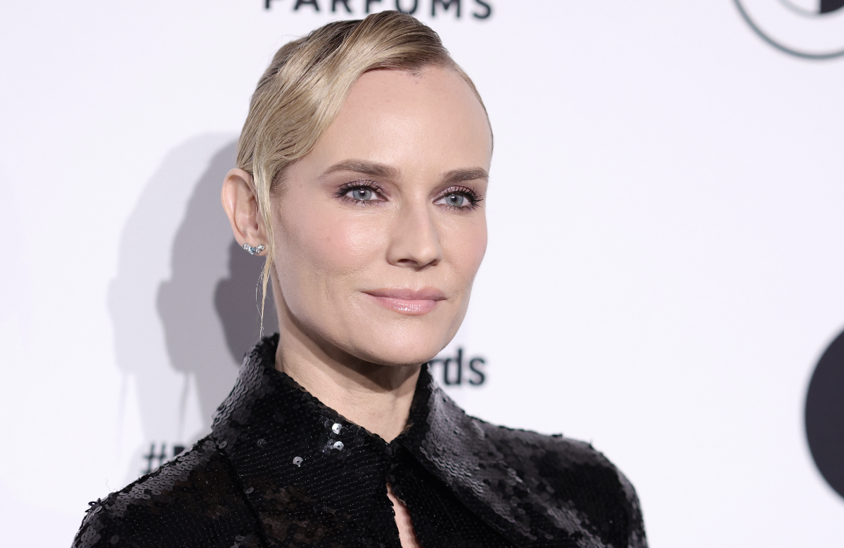 Diane Kruger posiert vor einer weißen Wand