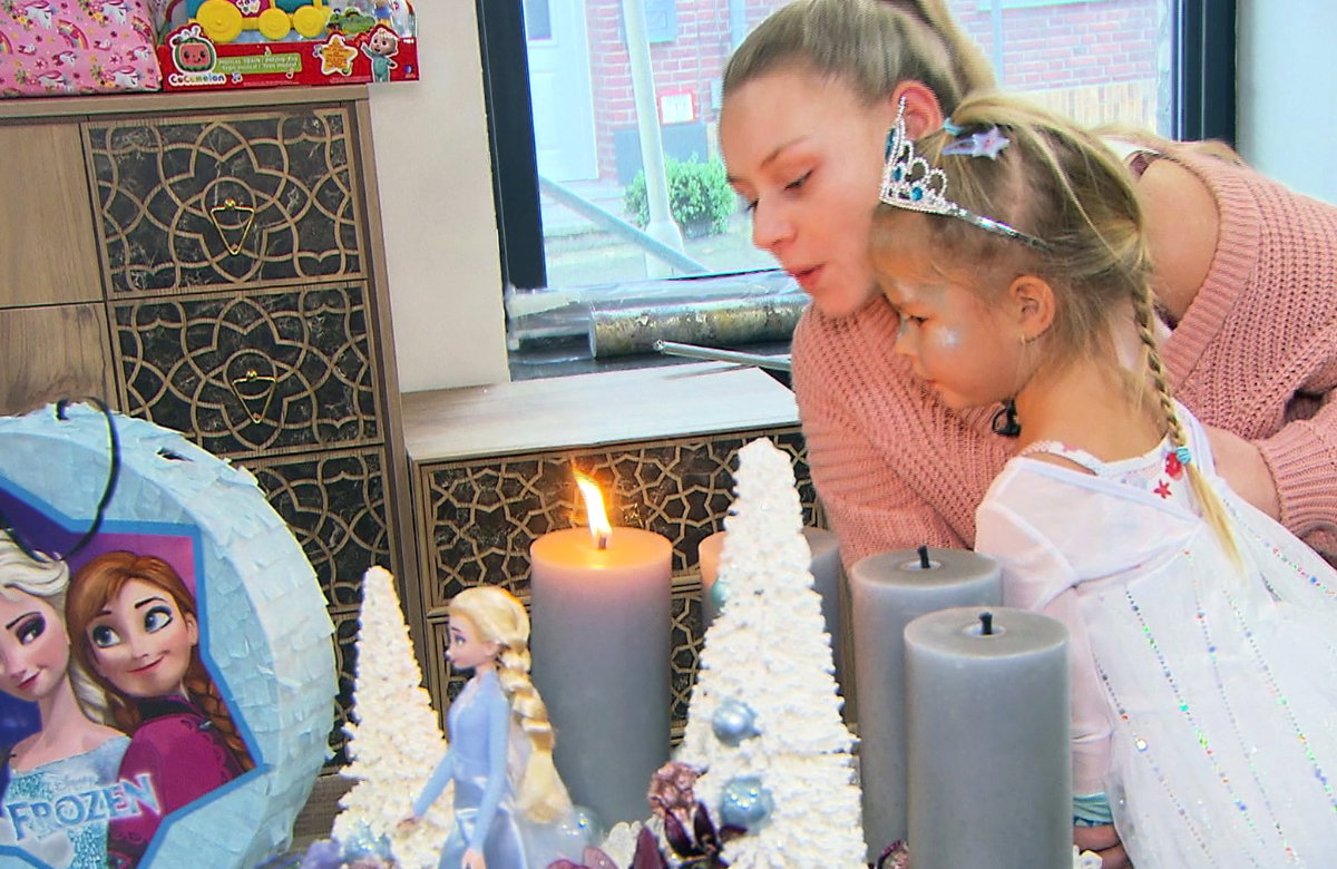Sarah-Jane Wollny und Cataleya pusten Kerzen aus
