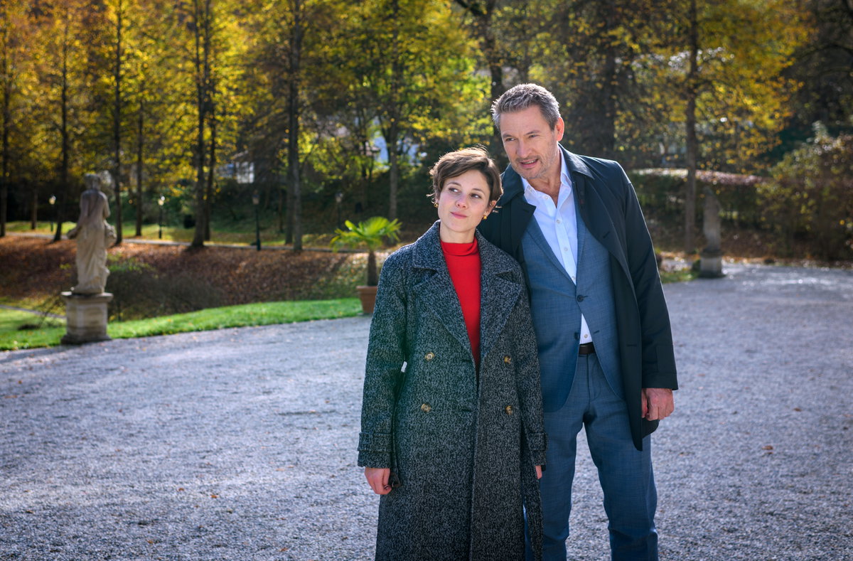 Eleni und Markus gucken ernst in die Ferne