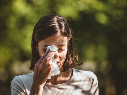 Heuschnupfen: Mit Schwarzkümmelöl Pollenallergie natürlich behandeln