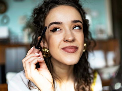 Mascara für kurze Wimpern: Diese 3 Wimperntuschen schaffen extra Länge