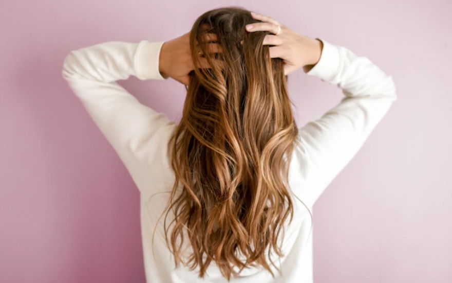 Frau mit langen, welligen Haaren