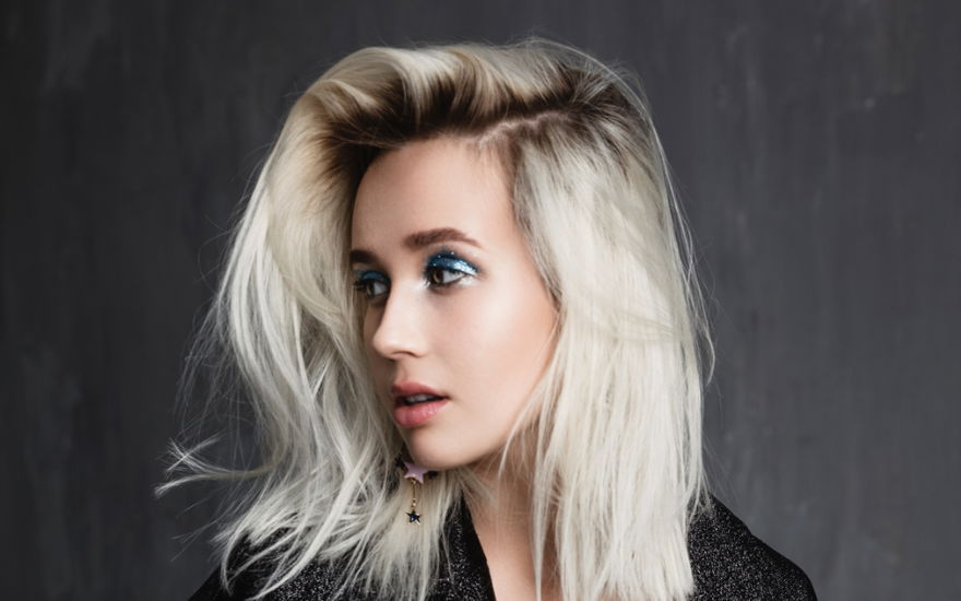 Frau mit hellblond gefärbten Haaren