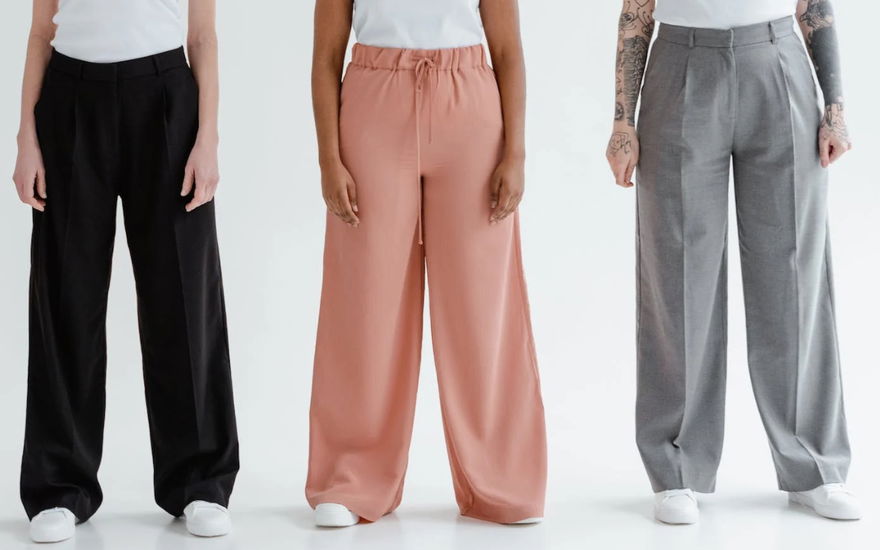 Drei Frauen in weiten Stoffhosen
