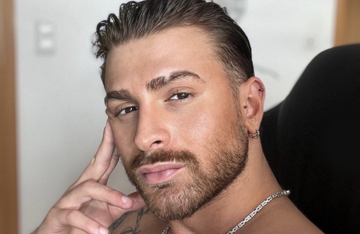 Gigi Birofio hat die Hand an seiner Wange Selfie.