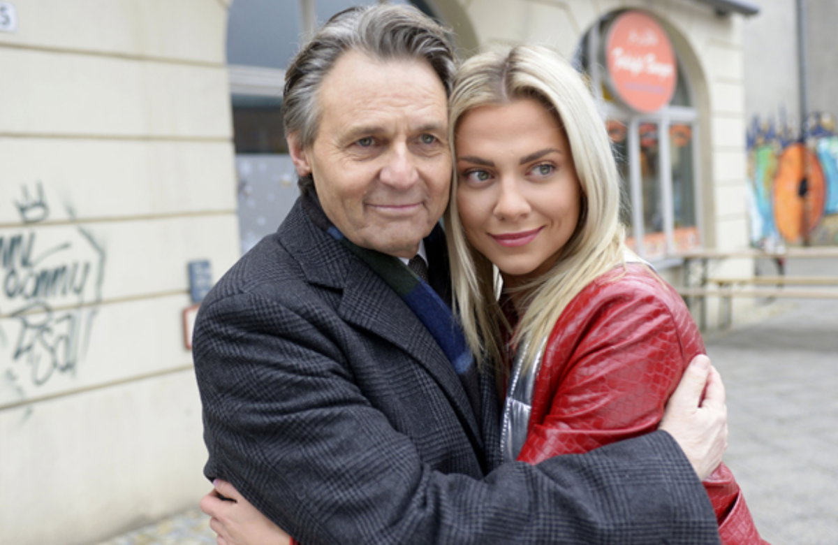 Gerner und Sunny umarmen sich bei GZSZ
