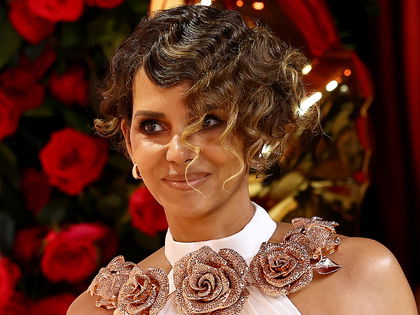 Anti-Aging: DIESE LED-Maske zaubert Halle Berry den Oscar-Glow