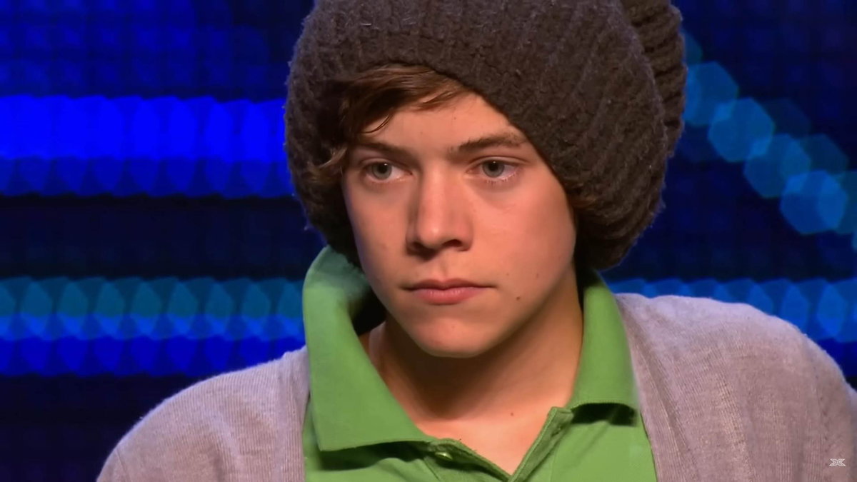 Harry Styles bei X Factor 2010 guckt ernst mit Mütze auf