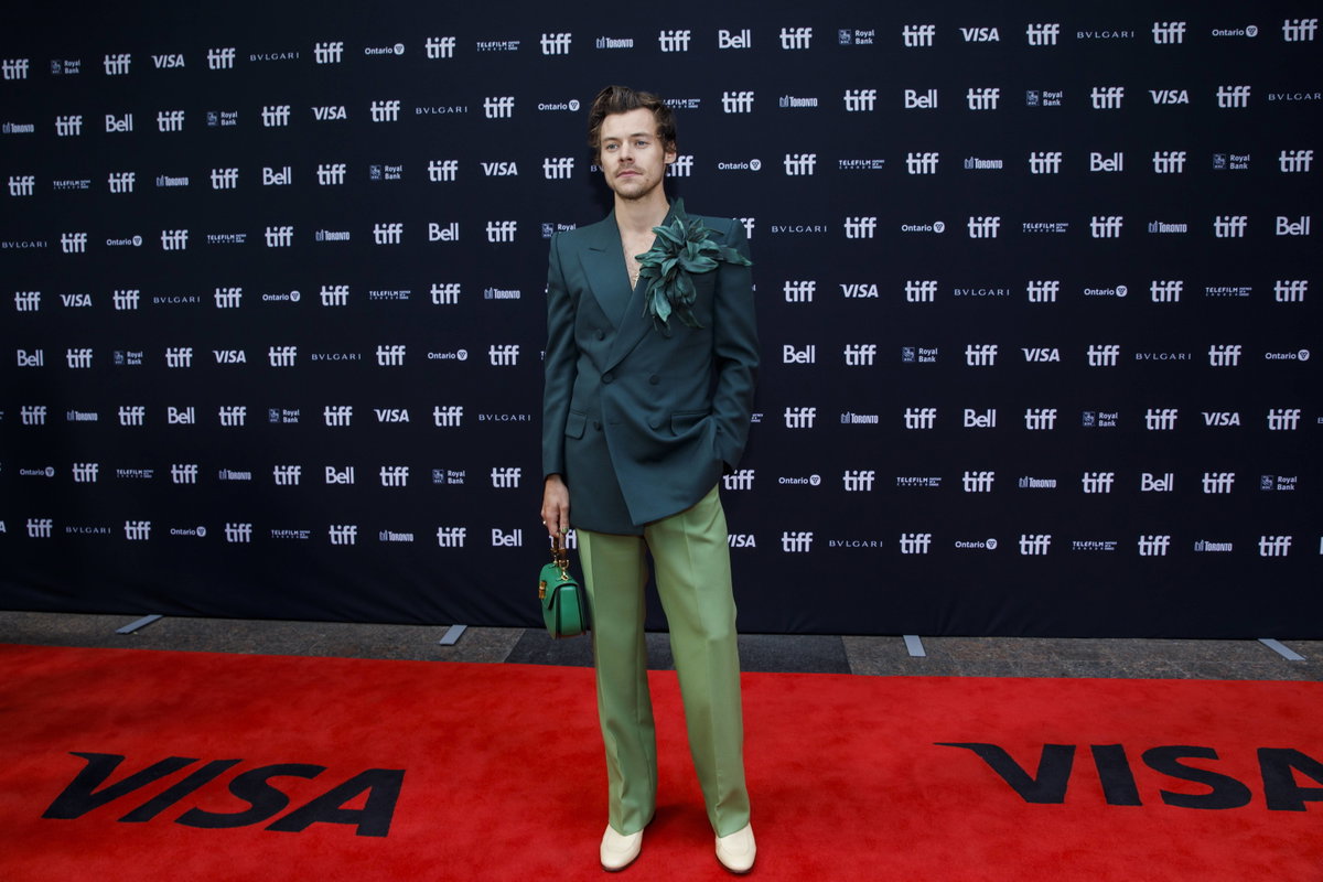 Harry Styles auf dem Tiff roten Teppich in grünem Anzug mit passender Handtasche