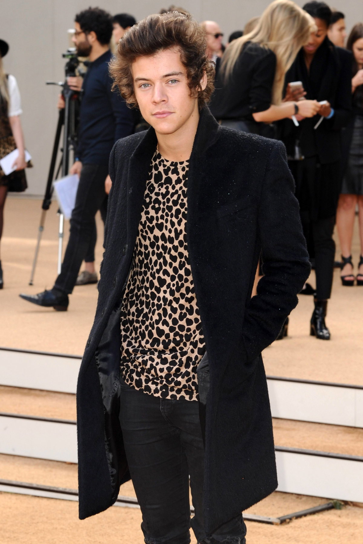Harry Styles guckt ernst bei der Burberry Fashion Week 2014