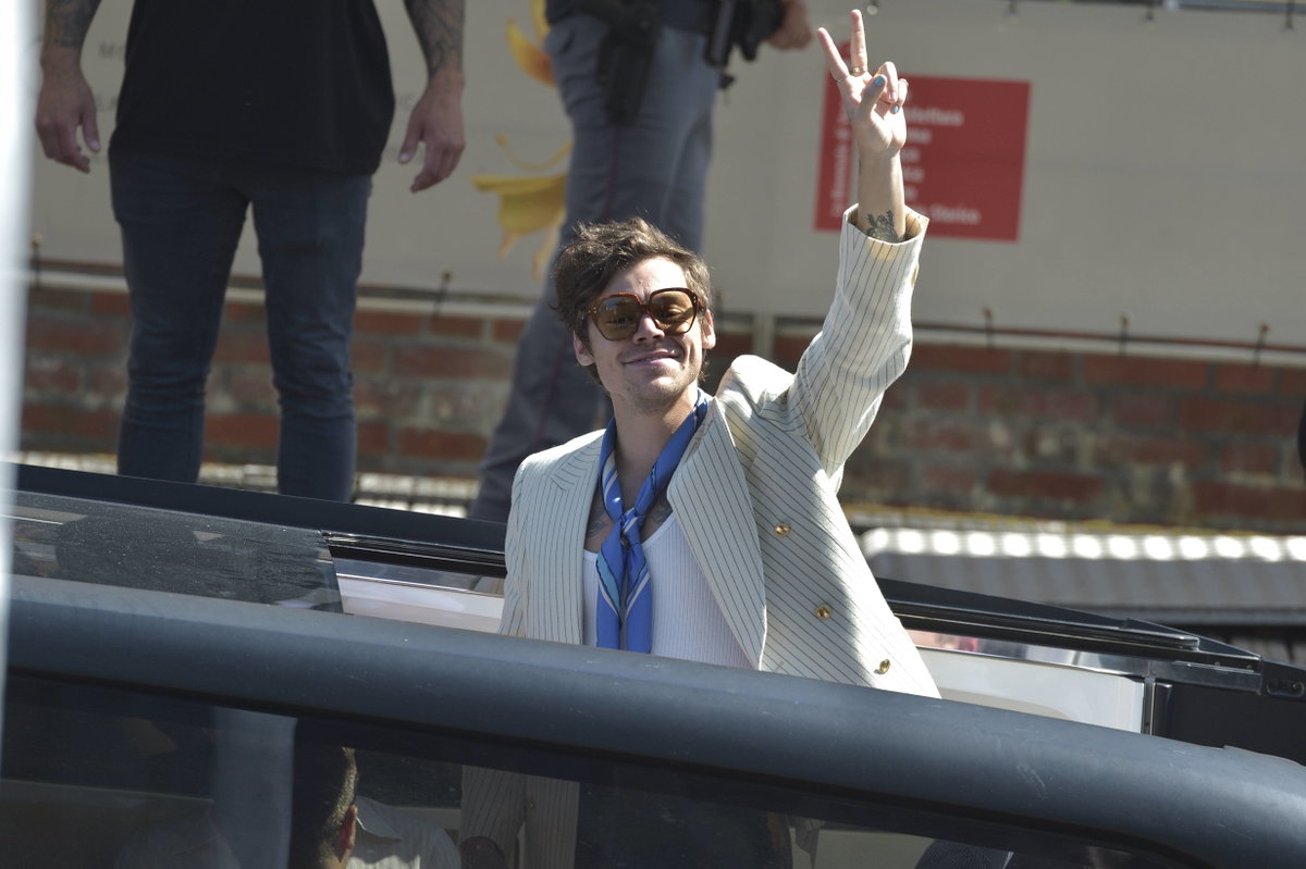 Harry Styles zeigt Peace Zeichen auf einem Boot