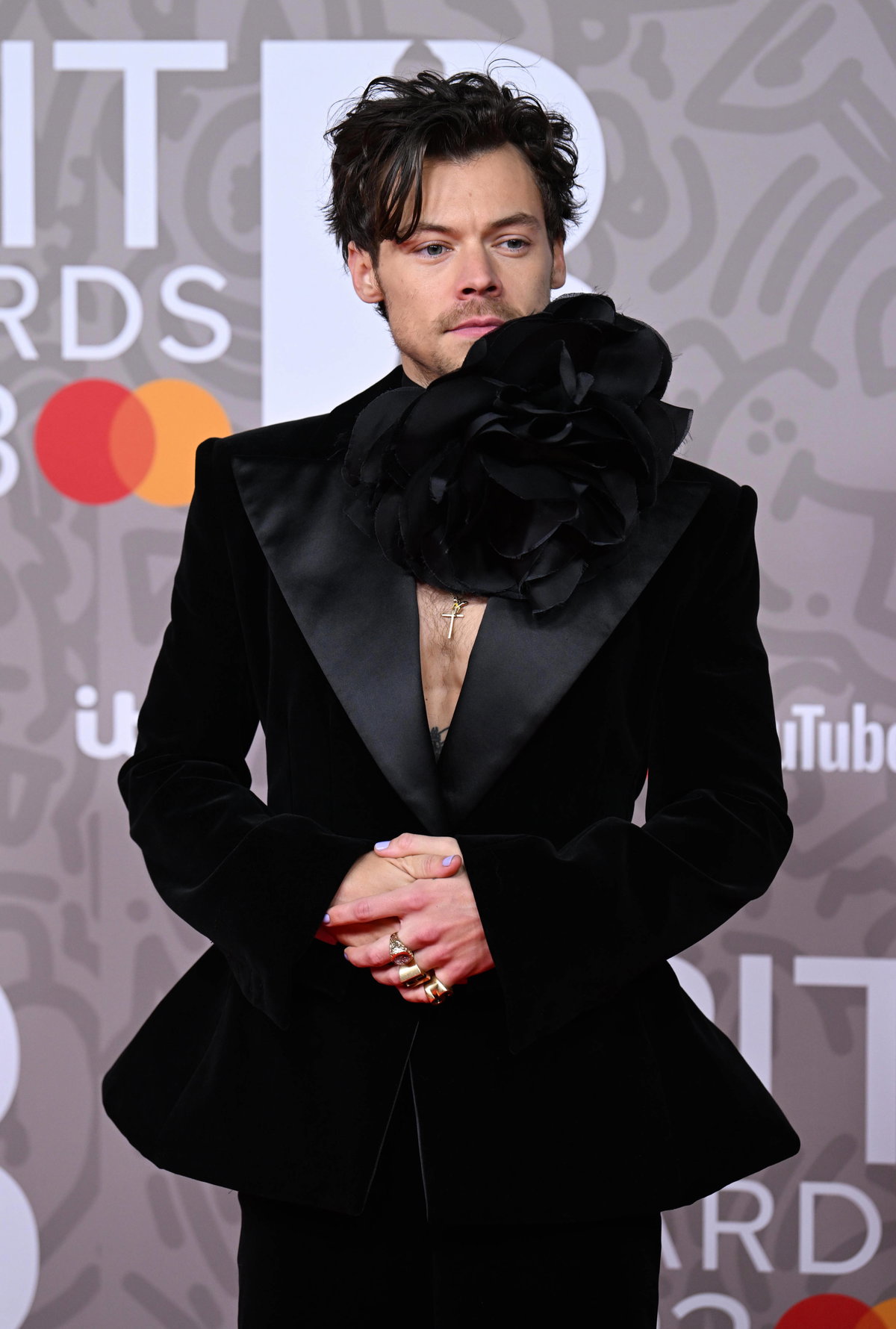 Harry Styles in schwarzem Anzug mit Blume bei den Brit Awards 2023