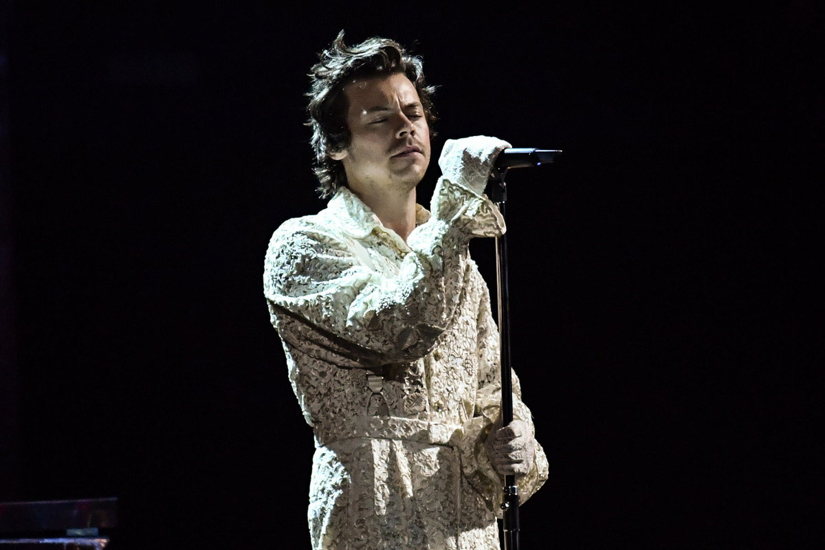 Harry Styles singt mit geschlossenen Augen im weißen Anzug bei den Brit Awards 2020