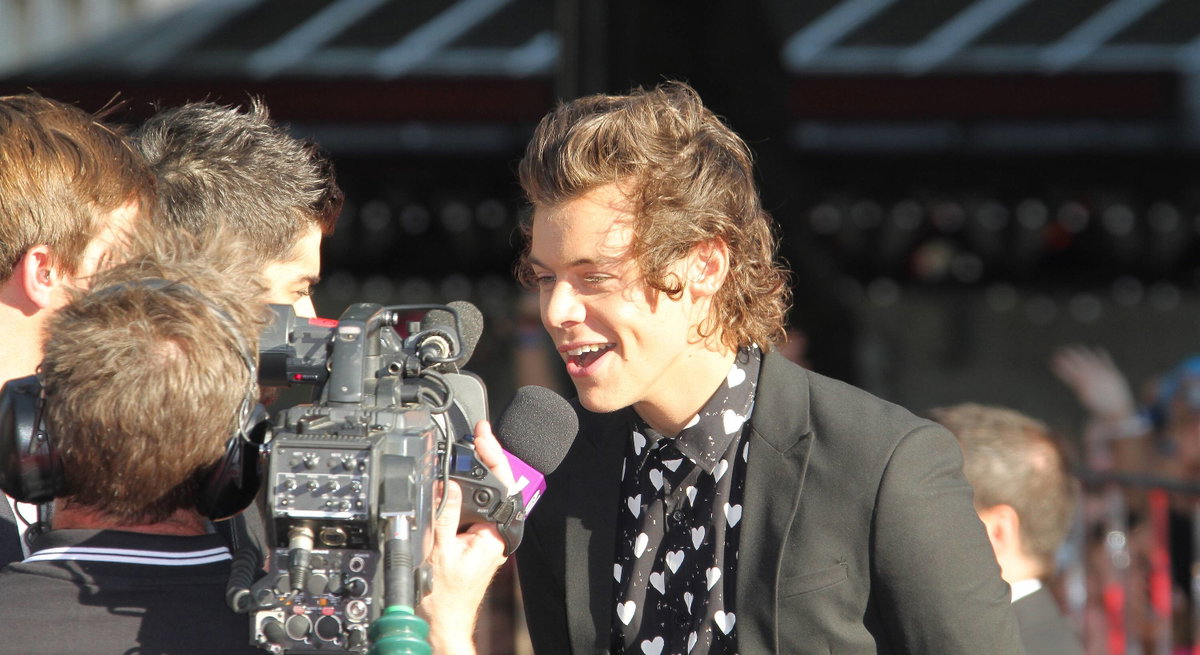 Harry Styles grinst This Is Us Premiere