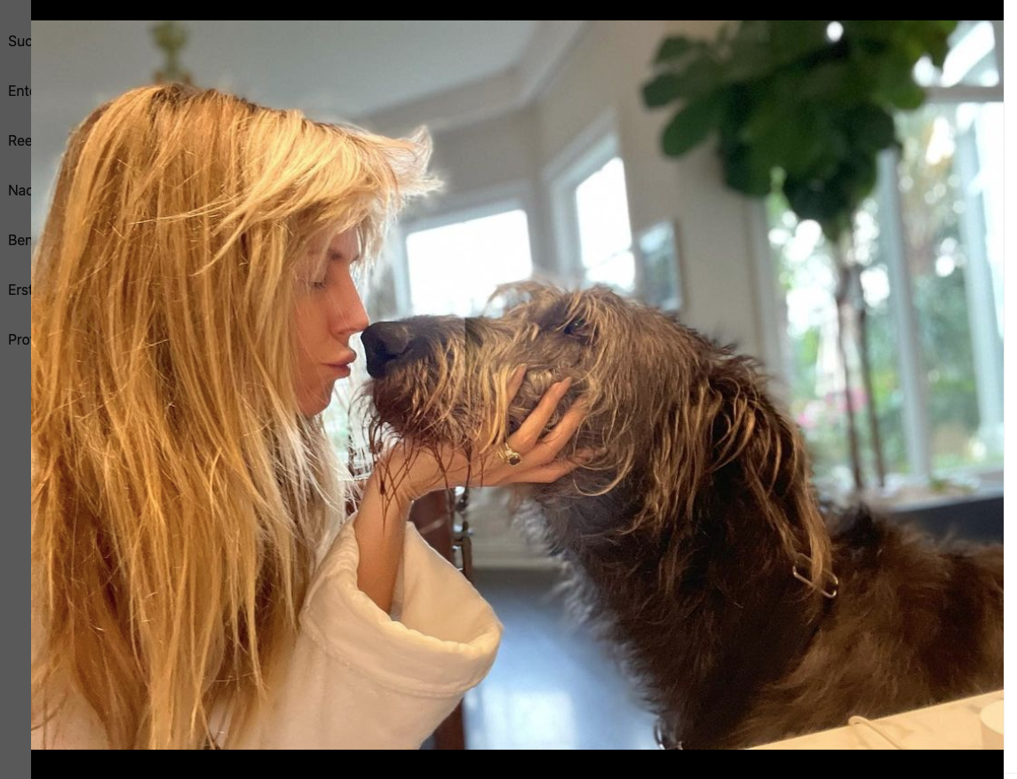 Heidi Klum gibt Hund Anton einen Kuss auf die Schnauze und hält seinen Kopf in der Hand