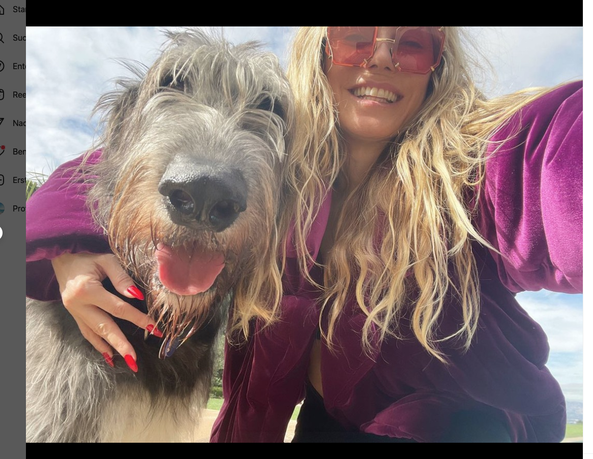 Heidi Klum hat den Arm um Hund Anton gelegt und grinst in die Kamera