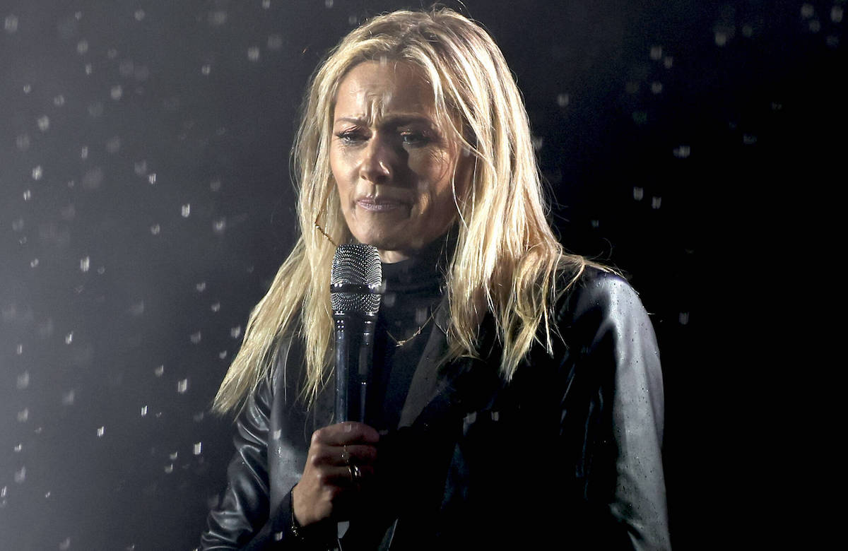 Helene Fischer guckt gequält im Regen