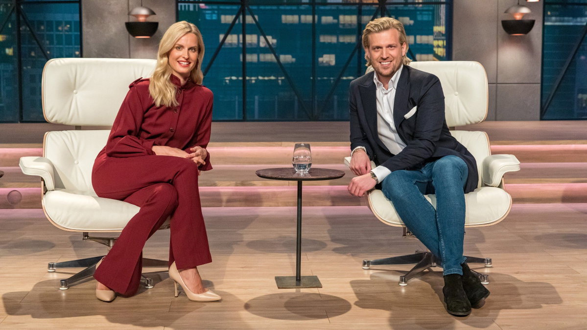 Höhl der Löwen Investoren Janna Ensthaler und Tillman Schulz sitzen am Tisch