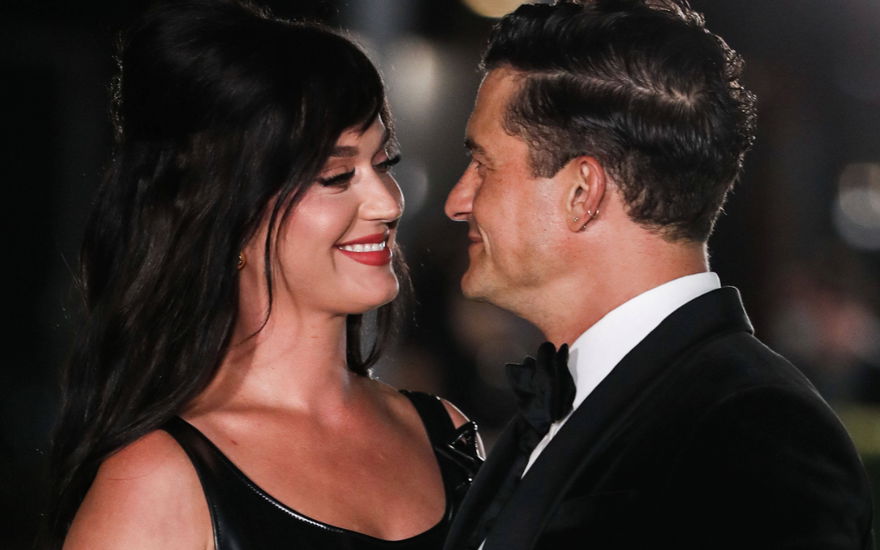 Katy Perry und Orlando Bloom gucken sich verliebt an