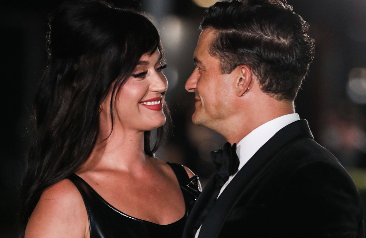 Katy Perry und Orlando Bloom gucken sich verliebt an