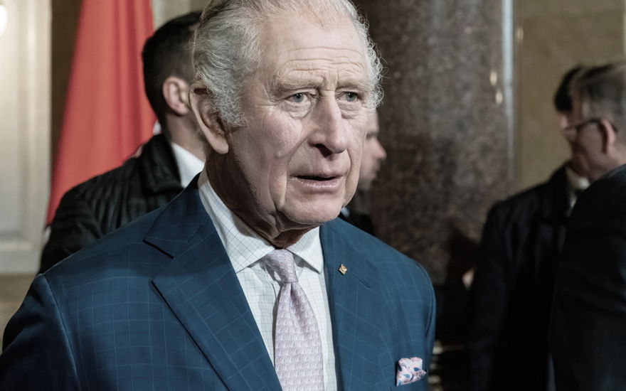 König Charles III. guckt geschockt