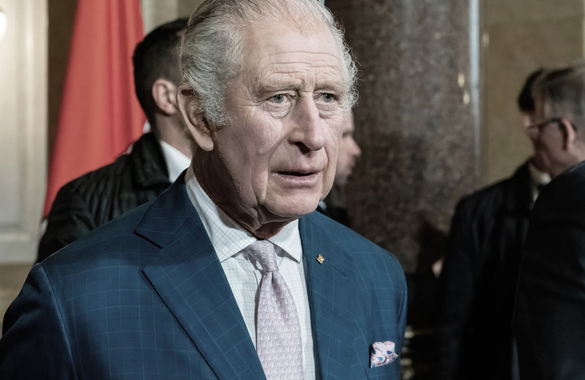 König Charles III. guckt geschockt