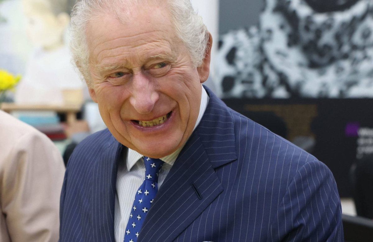 König Charles III. lacht