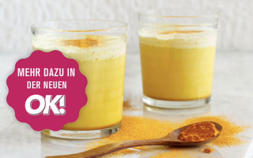 zwei gläser mit kurkuma latte