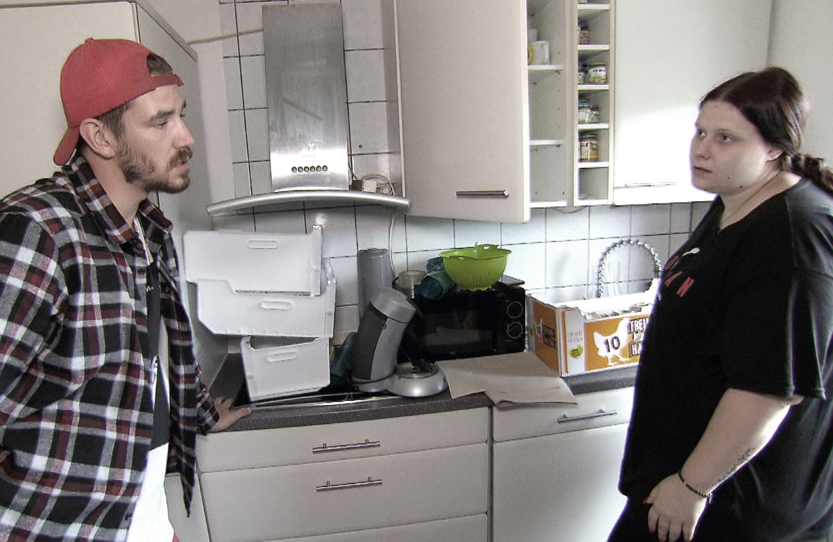 Tim Katzenauer und Lavinia Wollny schauen sich ernst an