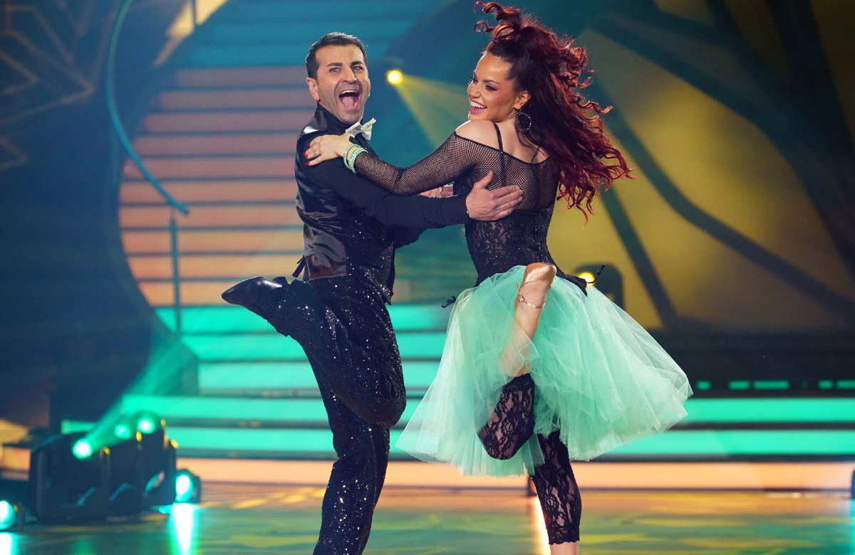 Christina Luft und Ali Güngörmüş tanzen bei "Let's Dance" und lachen
