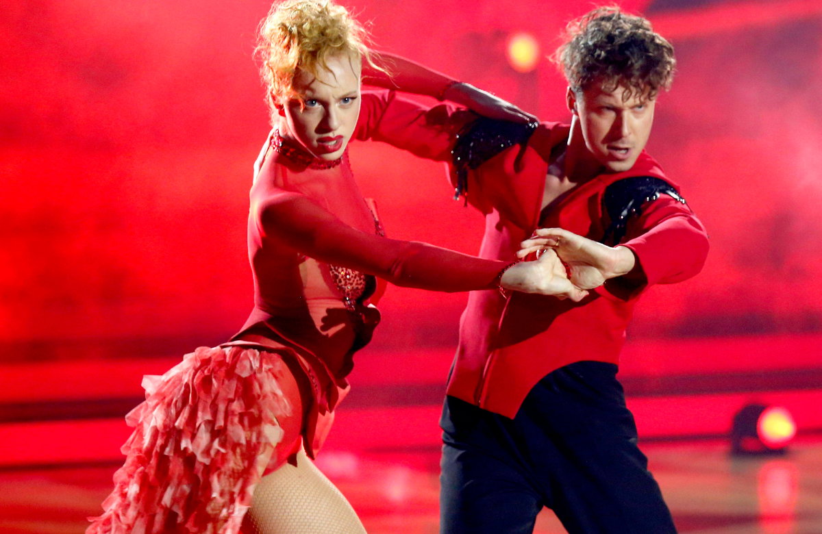 Anna Ermakova und Valentin Lusin gucken beim Tanzen bei "Let's Dance" ernst