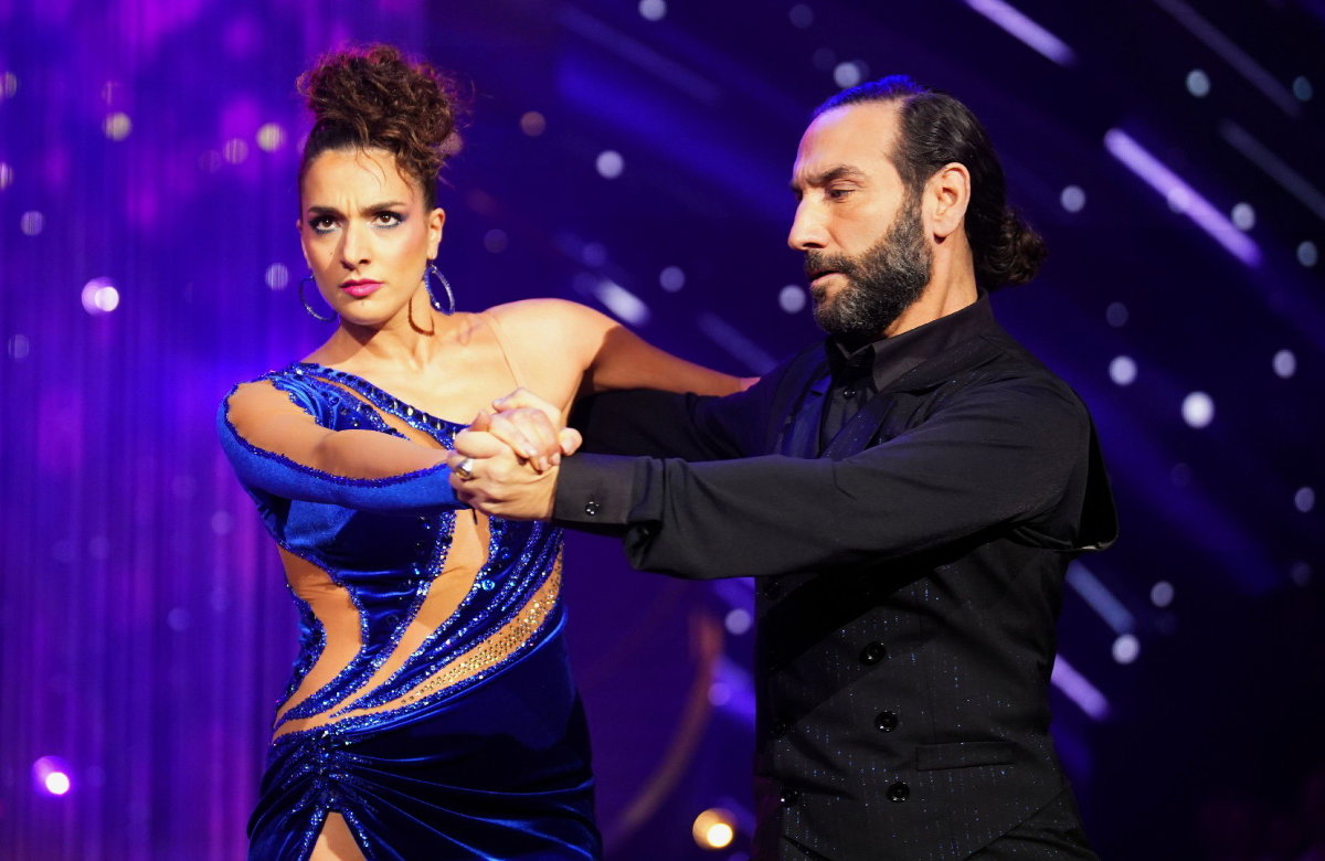 Sally Özcan und Massimo Sinató tanzen bei "Let's Dance" mit ernstem Blick