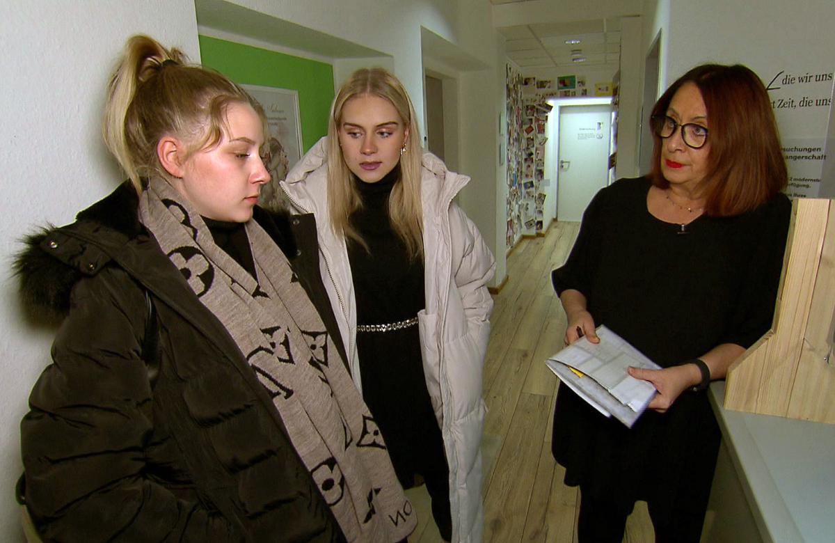 Loredana (l.) und Estefania Wollny beim Frauenarzt