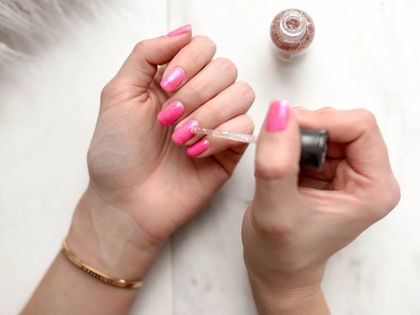 Maniküre-Trend 2023: DIESER Drogerie-Nagellack unter 10 Euro ersetzt das Nagelstudio