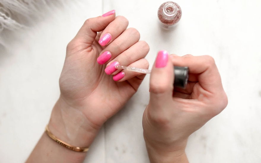 Fingernägel in Pink lackieren
