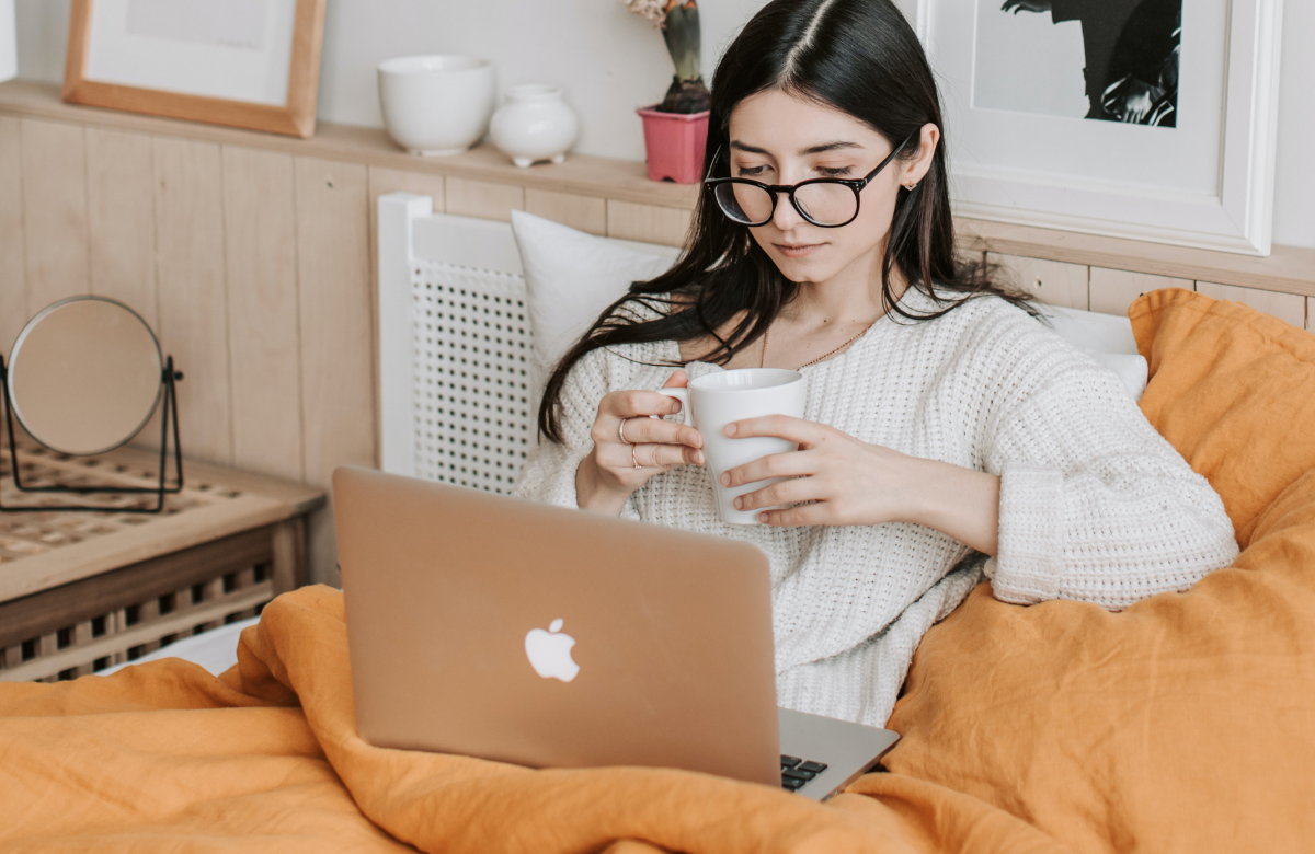 newsletter-anmeldung-frau-im-bett-mit-laptop