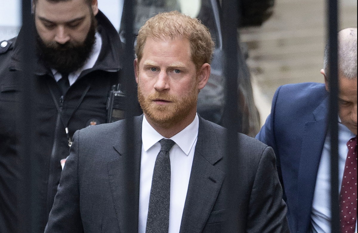 Prinz Harry schaut ernst.