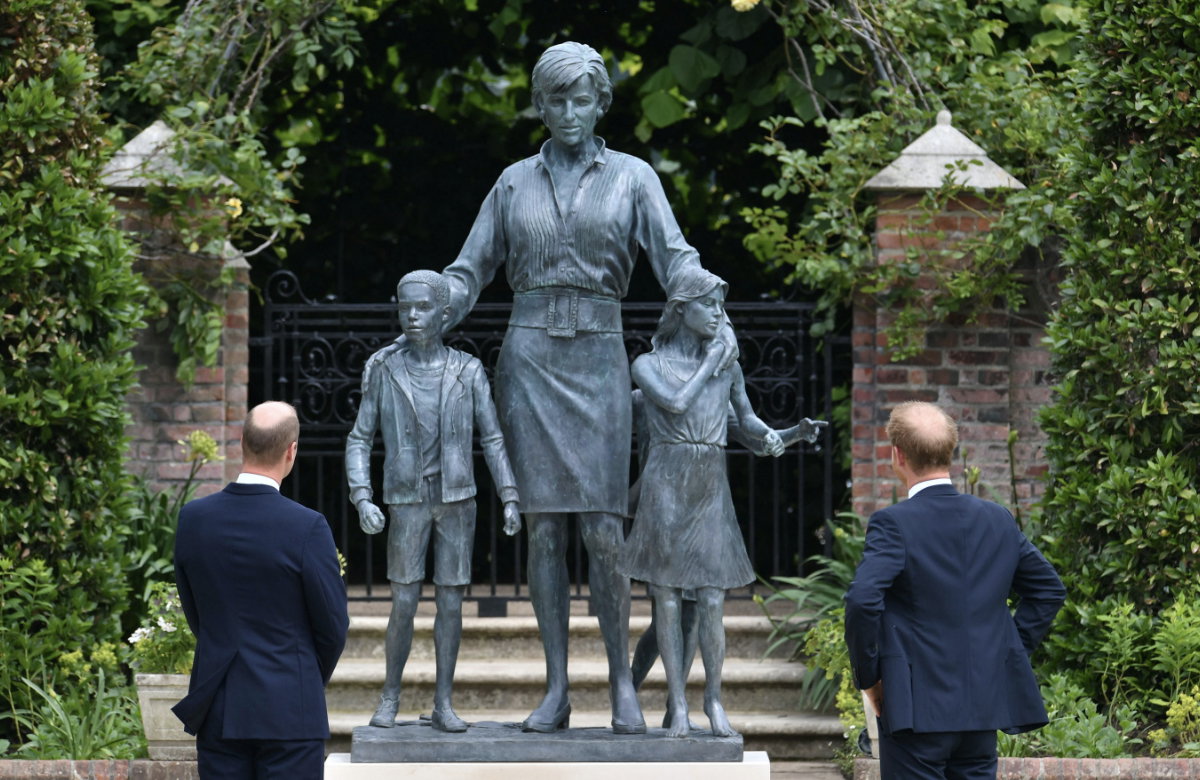 Prinz William und Prinz Harry bei einer Statur zu Gedenken ihrer Mutter Prinzessin Diana.