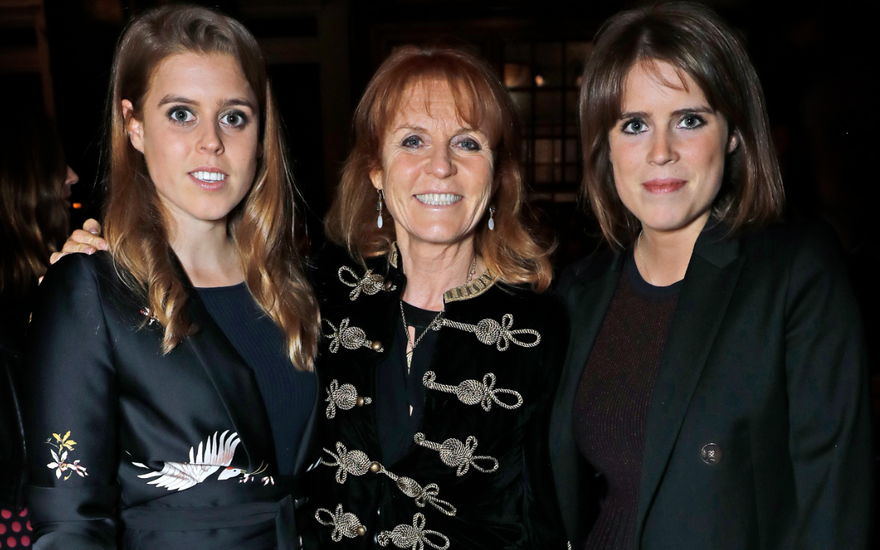 Sarah Ferguson mit ihren Töchtern Prinzessin Eugenie (r.) und Prinzessin Beatrice (l.).