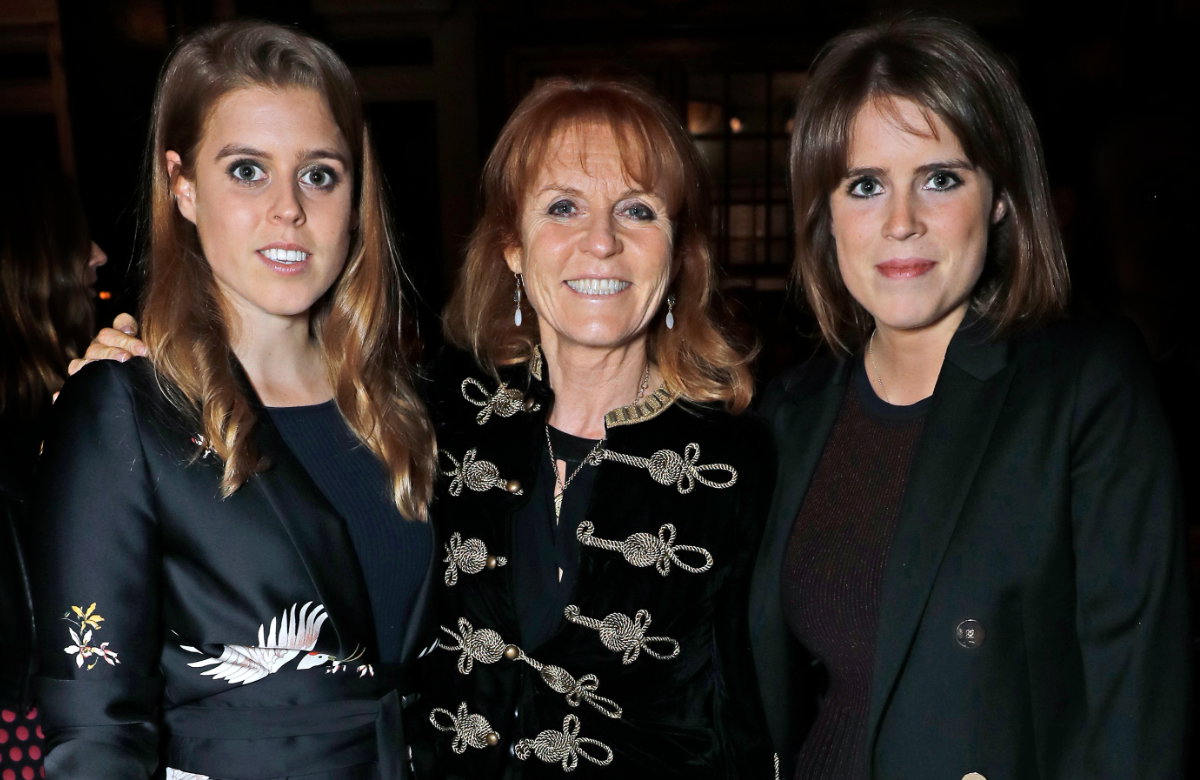 Sarah Ferguson mit ihren Töchtern Prinzessin Eugenie (r.) und Prinzessin Beatrice (l.).