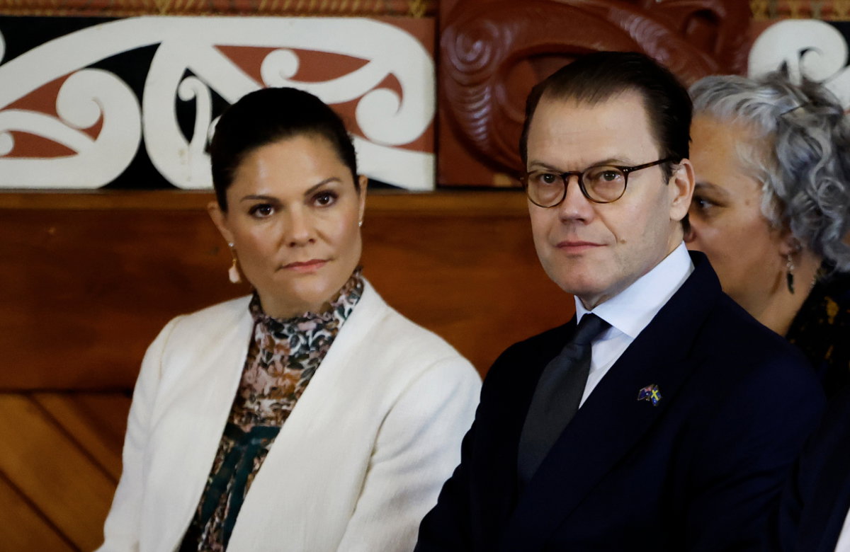 Prinzessin Victoria und Prinz Daniel schauen ernst.