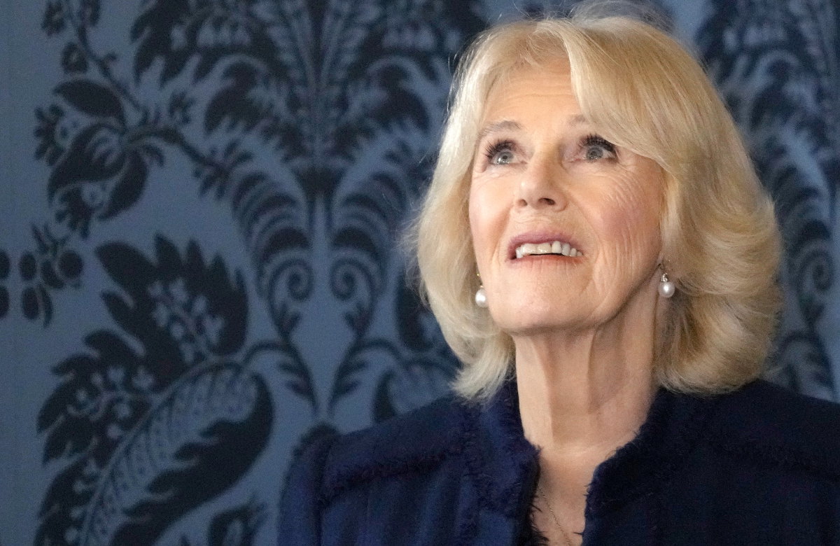 Queen Consort Camilla schaut nach oben.