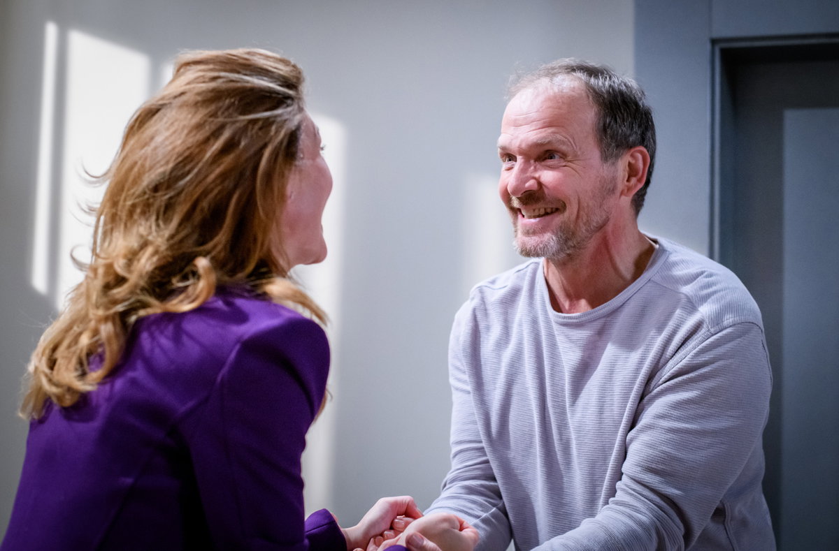 Sturm der Liebe Alexandra und Markus halten sich an den Händen, Markus grinst breit mit offenen Mund