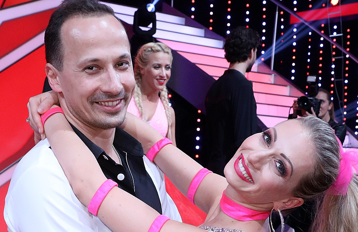 Sergiu Luca und Regina Luca lächeln in die Kamera bei Let's Dance.