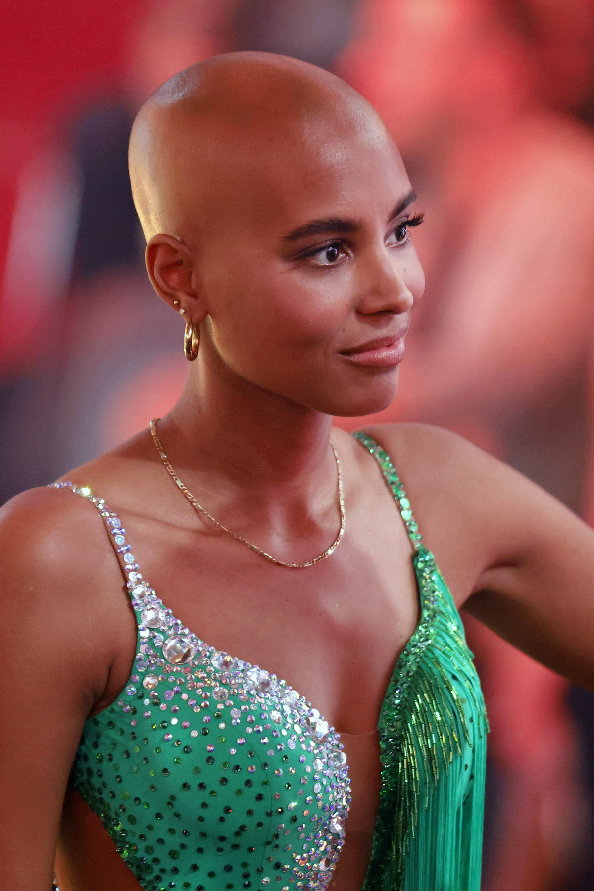 Sharon Battiste guckt ernst im grünen Glitzerkleid bei Let's Dance