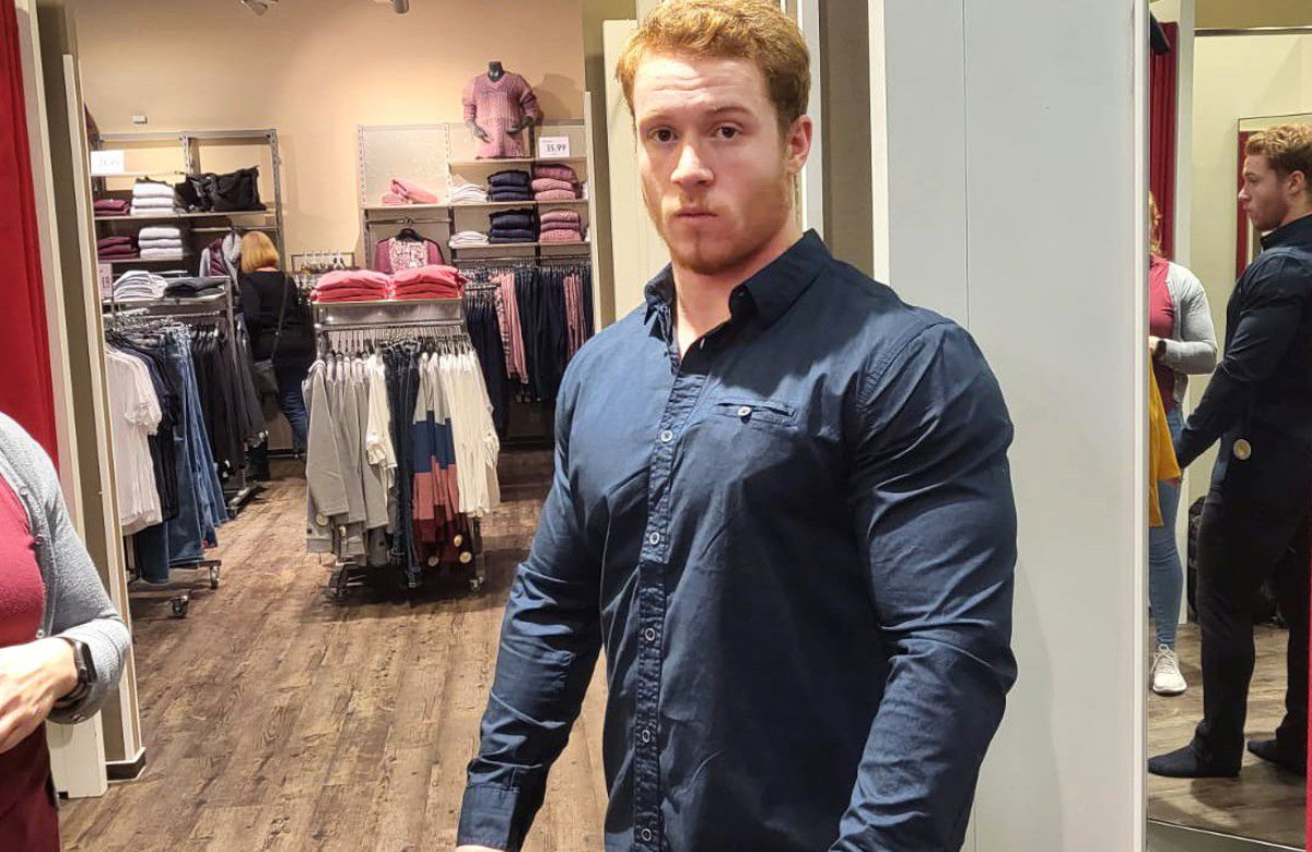 "Shopping Queen"-Kandidat Marco bei der Anprobe