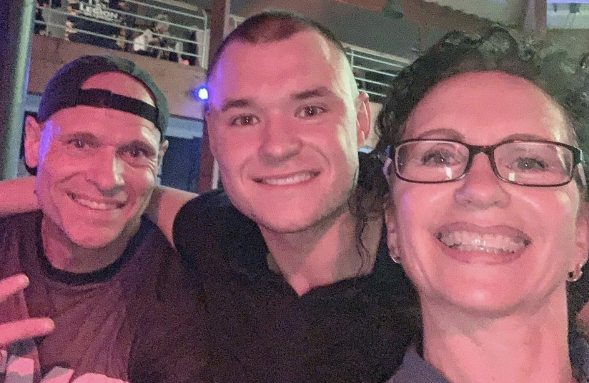 Thorsten Legat, seine Frau Alexandra Legat und Sohn Leon Legat lächeln bei Selfie.